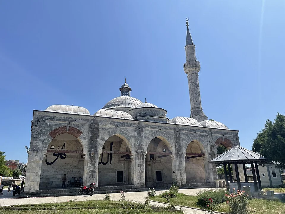 Edirne Muradiye Külliyesi'nin kubbeli yapısı ve zarif minaresi gökyüzüne uzanırken, tarihi dokusu ve Osmanlı mimarisinin estetik detayları ziyaretçileri adeta büyüleyen bir atmosfer sunuyor.