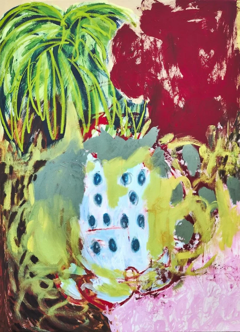Frieze London'daki Artist-to-Artist bölümünde sergilenen Eilen Itzel do Espírito Santo'nun Ofun Irosun adlı soyut tablosu, Afrika diasporasının tarihine ve Yoruba geleneğindeki manevi bağlara gönderme yapan, büyük yeşil bitkisel formlar, belirgin kırmızı ve noktalı açık mavi şekillerin enerji dolu fırça darbeleriyle birleştiği canlı renklerle dolu.