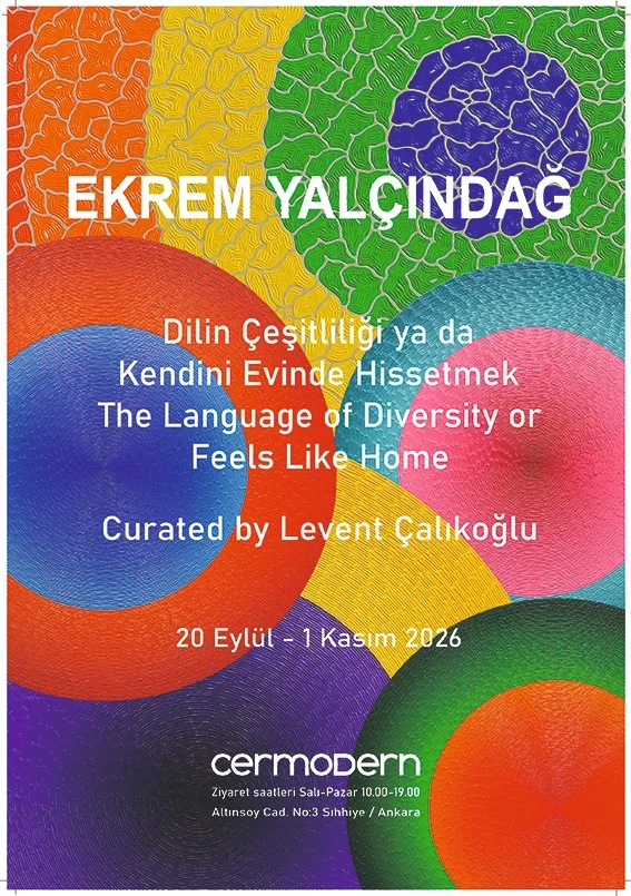Ekrem Yalçındağ'ın Ankara'daki sergisinden alınan bu görselde, sanatçının imzası haline gelen, birbirine geçmiş karmaşık geometrik desenler ve parlak renk paletiyle oluşturulmuş büyüleyici bir soyut tablo sergileniyor.