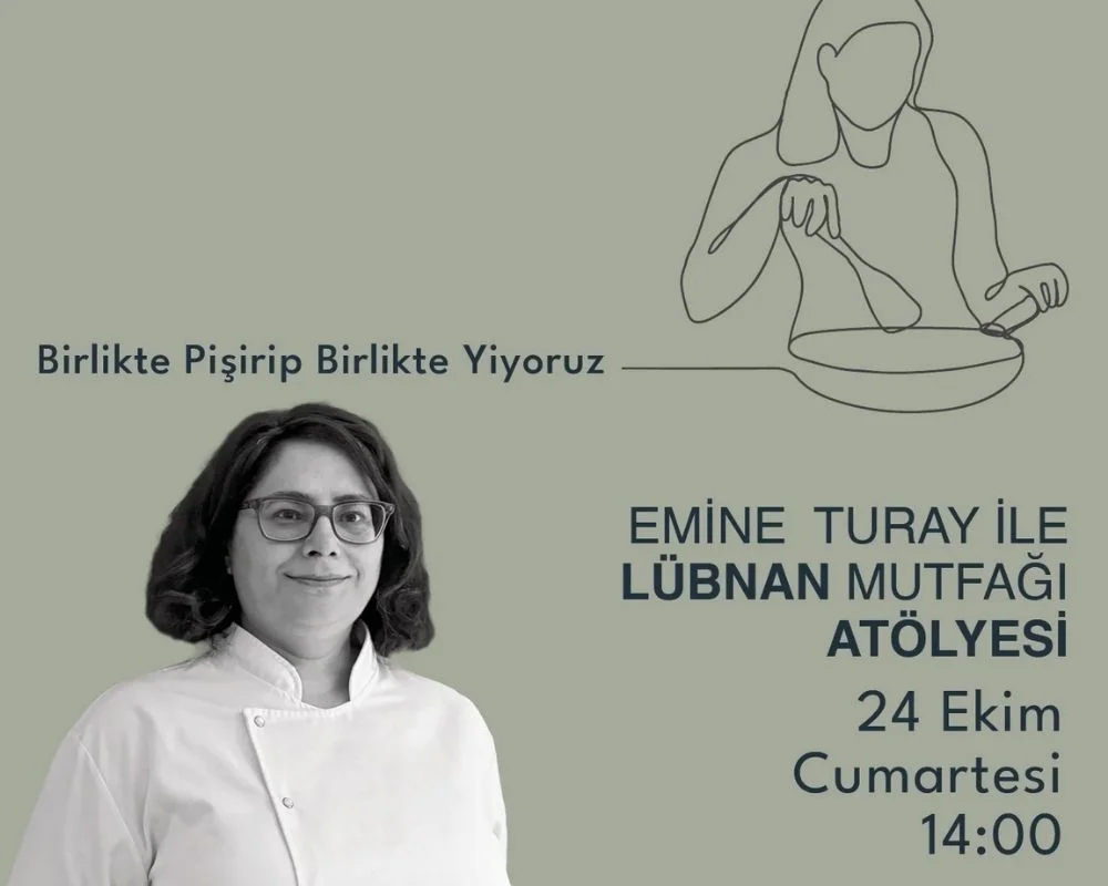 Emine Turay, aydınlık bir mutfak ortamında sıcak bir gülümsemeyle, Lübnan mutfağının zenginliğini ve geleneksel lezzetlerini yansıtan özenle hazırlanmış çeşitli yemekleri gururla sergilerken, bu kültürel mirasa olan bağlılığını gözler önüne seriyor.