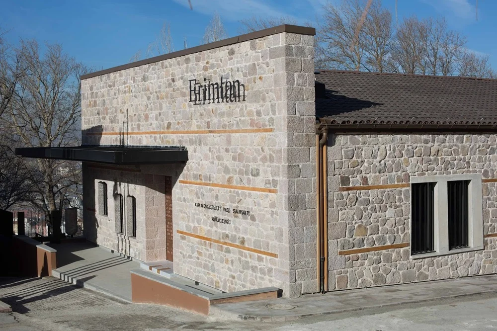 Erimtan Müzesi'nin temiz çizgili modern tasarımına sahip bir bölümünde, şeffaf vitrinlerde özenle korunan, binlerce yıllık antik eserler ve arkeolojik buluntular aydınlık bir ortamda sergilenmekte, ziyaretçilere Anadolu'nun derin tarihini keşfetme fırsatı sunmakta.