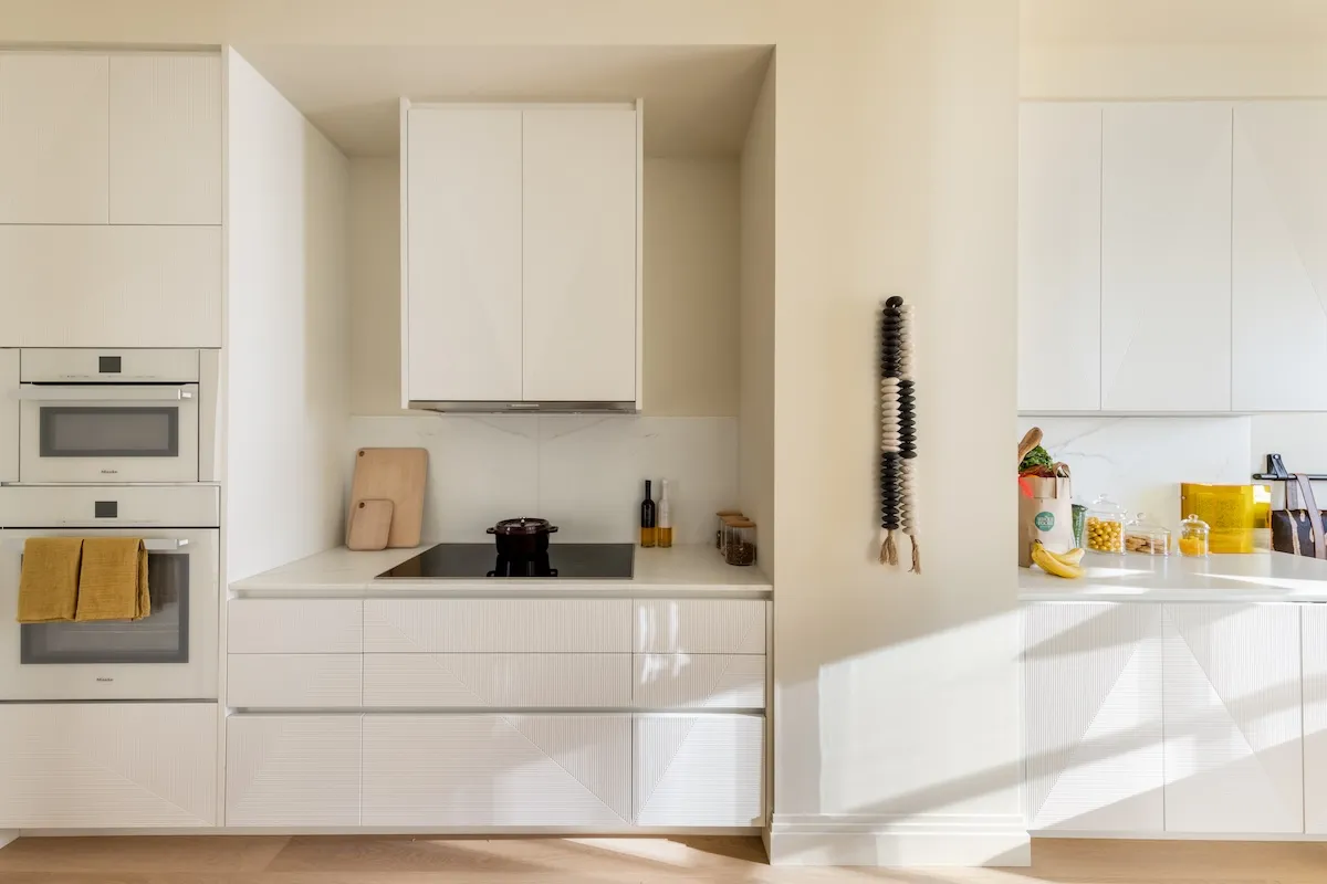 Yellow House Architects tasarımı One Wall Street mutfağında modern ve klasik detaylarla 2026 sonbahar mutfak dekorasyonu.