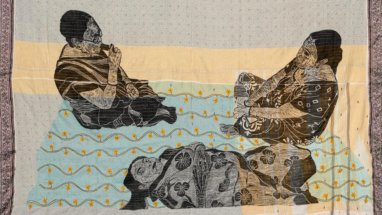 Jayeeta Chatterjee'nin Frieze 2026 çağdaş sanat fuarındaki sergisinden, yoğun renk paleti ve katmanlı dokularıyla dikkat çeken, derinlikli kompozisyonlara sahip, çağdaş sanatın ruhunu yansıtan özgün bir eseri, sade bir galeri duvarında sunuluyor.