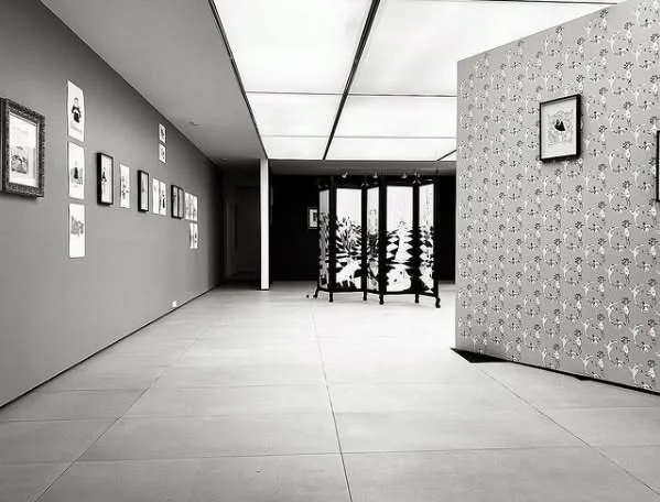 Ankara'nın merkezindeki Galeri Nev'in geniş ve aydınlık sergi salonunda, beyaz duvarlara asılı soyut ve modern tablolar ile zeminde konumlandırılmış çağdaş heykeller, sanatseverleri kültürel bir yolculuğa davet ediyor.