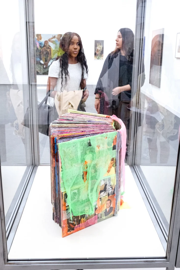 Frieze London'daki The Code Universe bölümünde sergilenen Japon sanatçı Shinro Ohtake'nin, birikim prensibiyle oluşturduğu, katmanlı gazete kupürleri, metin parçaları ve imgelerle dolu yoğun, büyük ölçekli ve neredeyse heykelsi karışık teknik kolaj çalışması, popüler kültürün kodlarını sorguluyor.