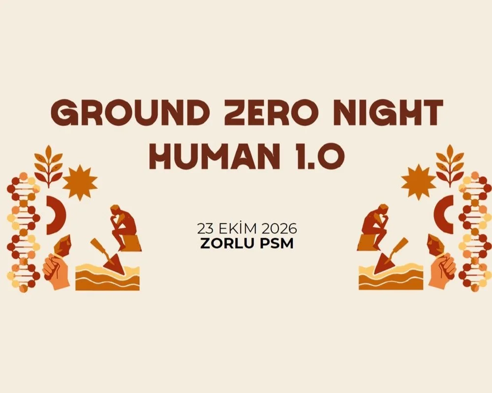 Kollarını kaldırmış bir sanatçının sahneyi parlak kırmızı ve mor ışıklarla aydınlattığı Ground Zero Night etkinliğindeki canlı müzik performansı, Human 1.0 konseptinin değişimin ortasında insanı anlamaya yönelik arayışını yansıtırken, kadim Anadolu deyişlerini elektronik altyapılarla harmanlayan enerji dolu bir anı gözler önüne seriyor.