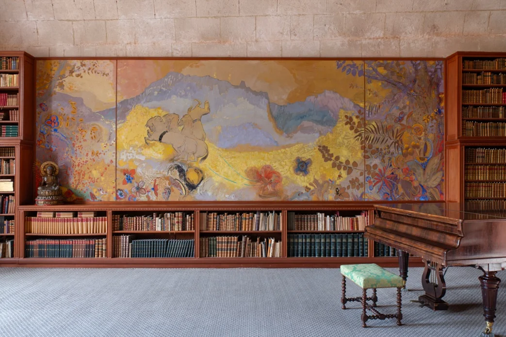 Gustave Fayet'nin kendine özgü sembolist tarzını yansıtan, derin renklerle işlenmiş gizemli bir figüratif tablonun, modern bir sergi salonunun aydınlık duvarında dikkat çekici bir şekilde sergilendiği, Louis Vuitton iş birliğindeki bu kültürel serginin atmosferini vurgulayan bir enstantane.