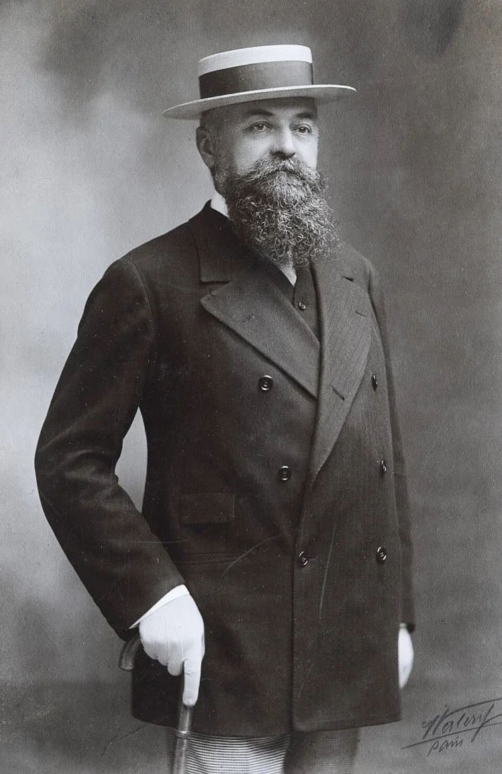 Orta yaşlarında, koyu renk giysiler içinde, düşünceli bir ifadeyle doğrudan izleyiciye bakan Gustave Fayet'in bu etkileyici portresi, döneminin önde gelen sanatçılarından ve önemli bir koleksiyoner olan Fayet'nin derin sanatsal kişiliğini ve vizyonunu yansıtıyor.