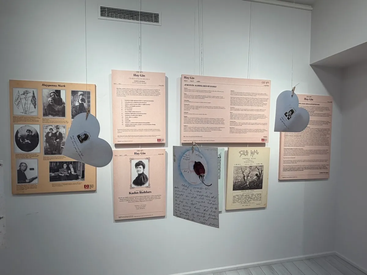 Üst üste dizilmiş, sararmış sayfaları ve yıpranmış kapaklarıyla zamanın derin izlerini taşıyan eski defterler, her biri kişisel hafızanın ve yaşanmış hikayelerin sessiz tanığı olarak geçmişten gelen değerli anıları gözler önüne seriyor.