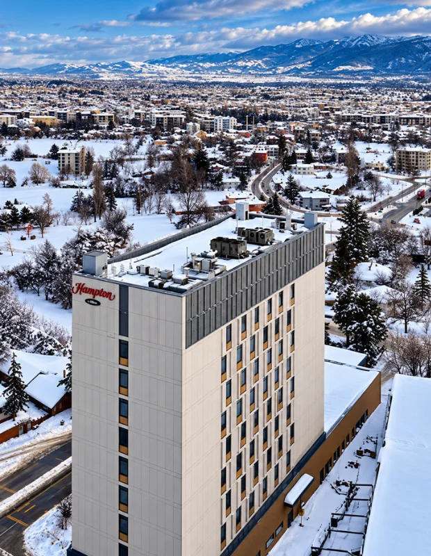 Hampton by Hilton otelinin aydınlık ve çağdaş lobisi, Kartalkaya otelleri arasında konukları samimi bir atmosferde ağırlamak üzere tasarlanmış; rahat kumaş koltuklar, minimalist sehpa ve bitki detaylarıyla donatılmış ferah bir oturma alanını sunan güçlü bir seçenek. ,