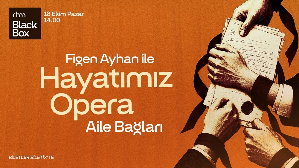 Siyah bir blackbox sahnesinin loş atmosferinde, dramatik ışıkların aydınlattığı bir opera sanatçısı, ağzı açık bir şekilde tutkuyla şarkı söylerken, arkasında beliren başka bir performansçıyla sahnedeki o anın büyüsünü yakalıyor.