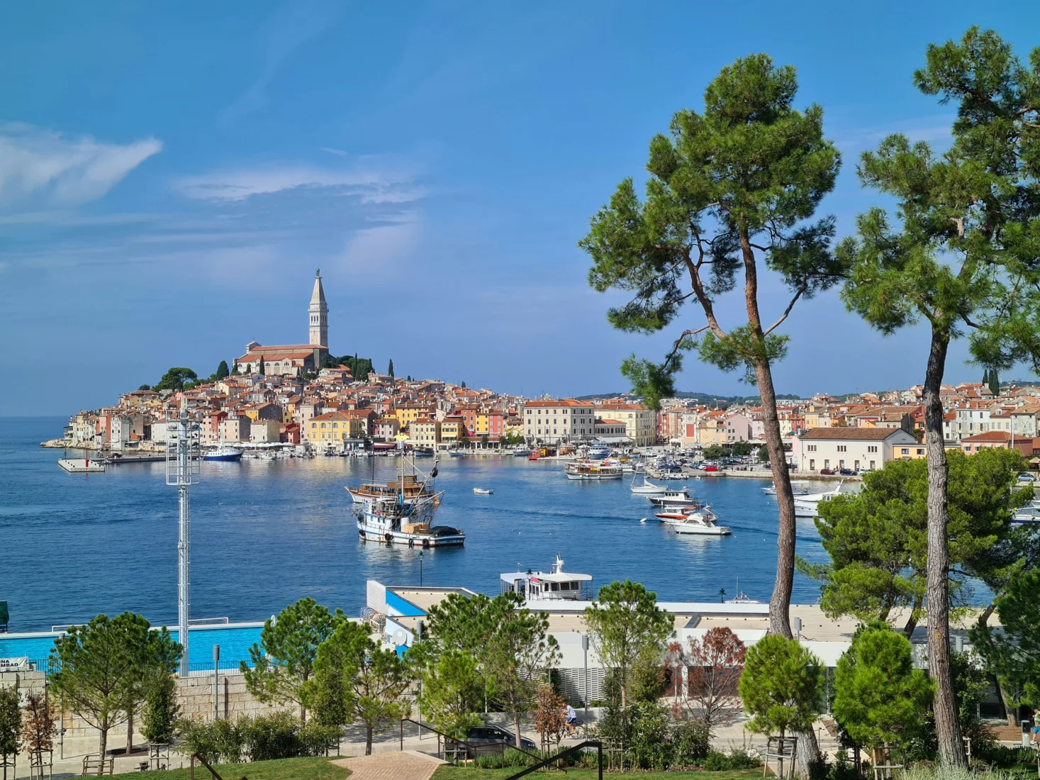 Hırvatistan'ın Adriyatik kıyısında, denize doğru yükselen renkli evleri ve ikonik çan kulesiyle ünlü Rovinj kasabasının geniş manzarası, sonbahar-kış ayları için önerilen bir mikro mevsim rotası olan Istria'nın eşsiz çekiciliğini gözler önüne seriyor.