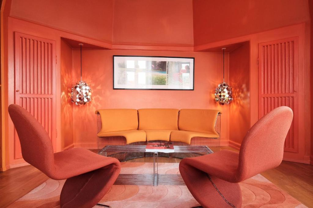 Hotel Alexandra'nın modern çizgilerle tasarlanmış, ferah ve aydınlık lobisi, konforlu oturma alanları, sanatsal dokunuşlar ve geniş pencerelerinden süzülen doğal ışıkla misafirlerine sıcak ve davetkar bir karşılama sunuyor.