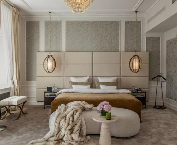 Hotel Angleterre'in tarihi ve modern dokunuşları bir araya getiren zarif iç mekanı, misafirlerine sunulan konforu ve lüksü yansıtırken, Avrupa'nın önde gelen şık butik otelleri arasındaki yerini vurgulayan detaylarla dolu.