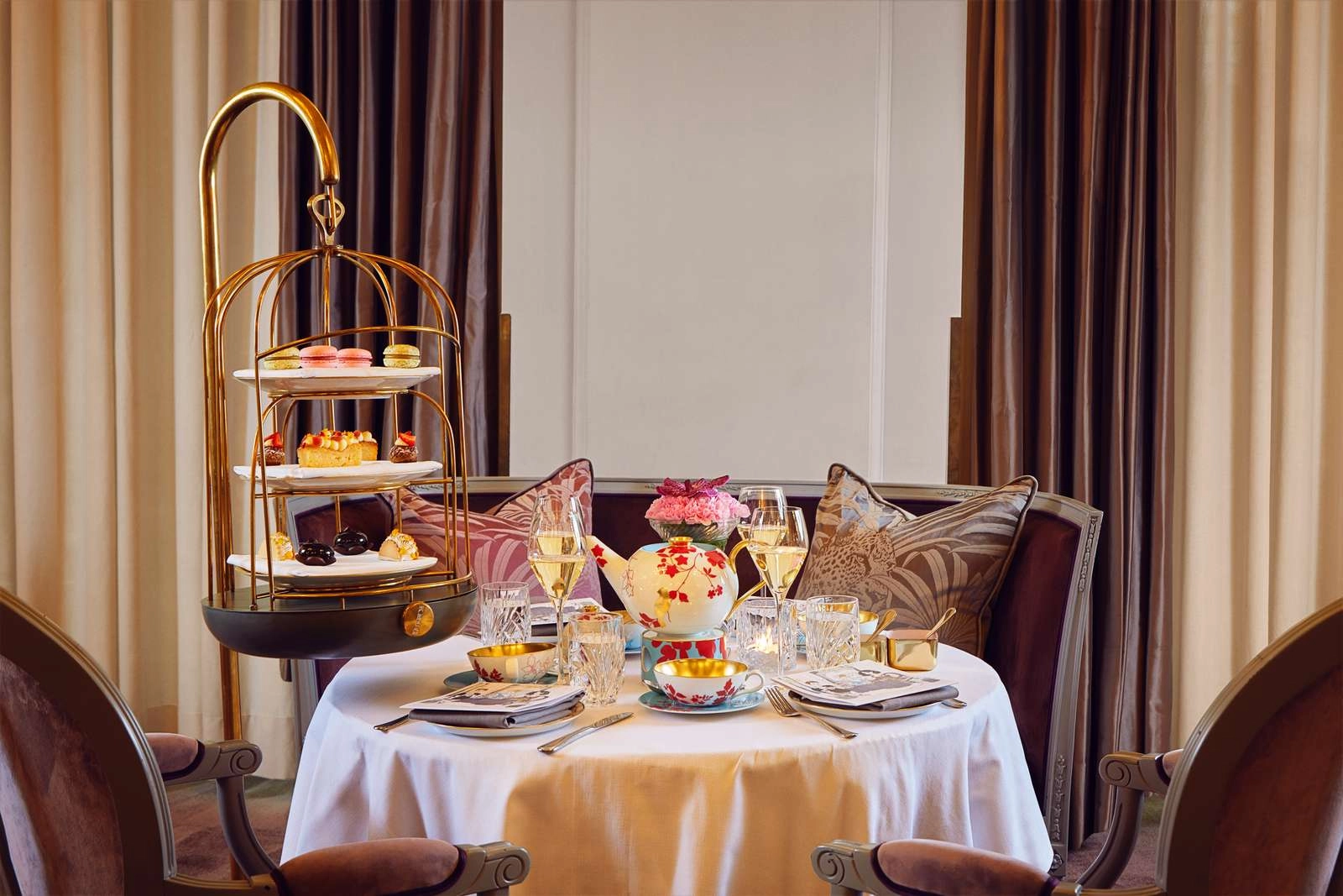 Hotel Angleterre'in lüks ve tarihi atmosferini yansıtan geniş lobisinde, yüksek tavanlar, zarif avizeler, büyük pencerelerden süzülen doğal ışıkla aydınlanan, klasik tarzda döşenmiş konforlu oturma grupları ve sanatsal detaylar bulunmaktadır.