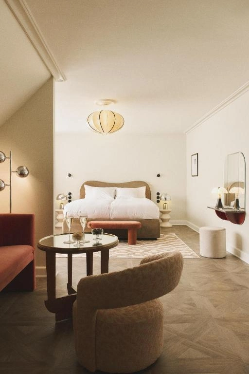 Hotel Bella Grande'nin yüksek tavanlı, ferah ve zarif detaylarla tasarlanmış geniş lobisi veya sosyal alanı, doğal ışık alan pencereleri ve modern mobilyalarıyla misafirlerine sofistike ve rahatlatıcı bir atmosfer sunarak, benzersiz bir konaklama deneyimine davet ediyor.