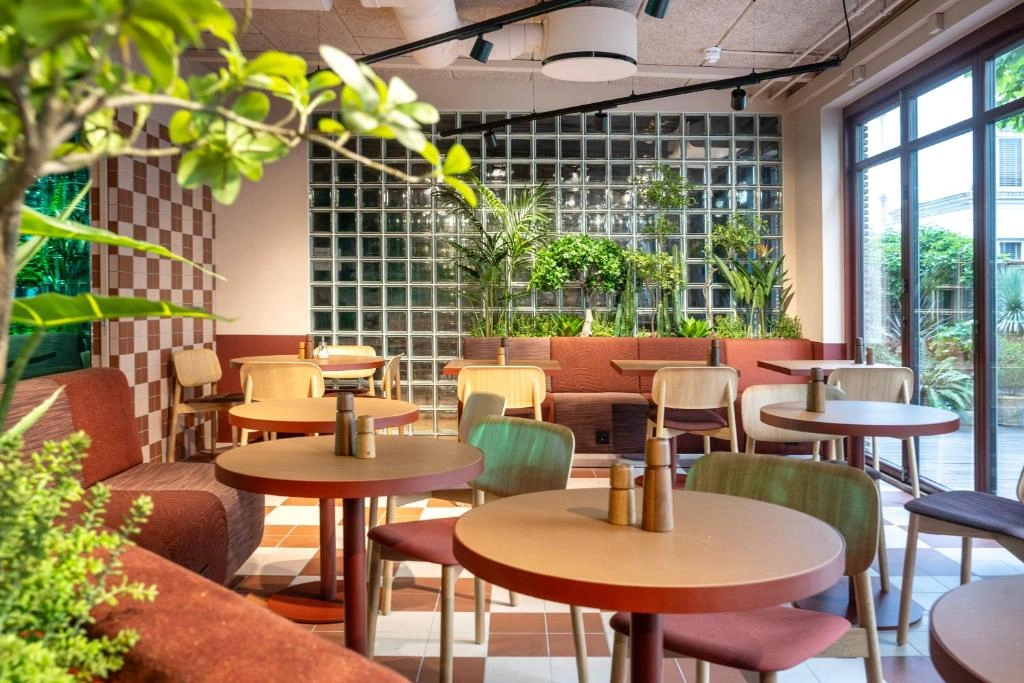 Hotel Mayfair'in yüksek tavanlı, zarif avizelerle aydınlatılmış ve konforlu koltuk takımlarıyla döşenmiş, misafirlerini sıcak bir atmosferde karşılayan lüks lobisi, özenle seçilmiş modern sanat eserleriyle zenginleşen özgün iç mimarisiyle dikkat çekiyor.