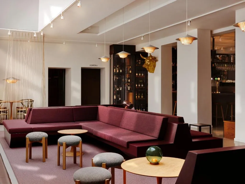 Hotel SP34'ün geniş ve aydınlık süitlerinden biri, modern çizgilerle döşenmiş rahat bir yatak, ahşap tonlarında şık mobilyalar ve şehrin dinamik atmosferini içeri taşıyan büyük pencerelerle donatılmış çağdaş tasarımıyla, konuklarına İstanbul'da unutulmaz bir konaklama deneyimi vadediyor.