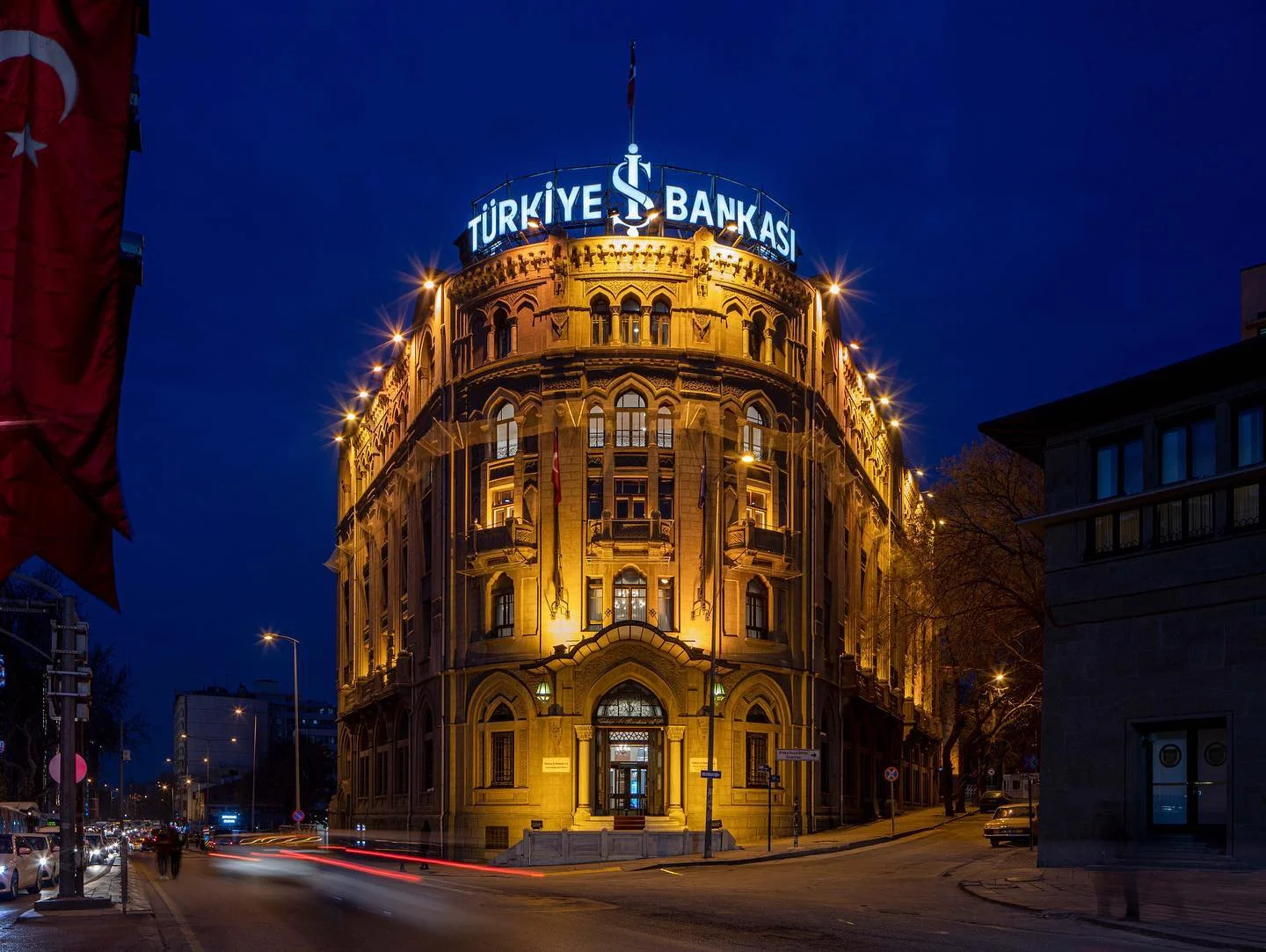 Ankara'daki İktisadi Bağımsızlık Müzesi'nin geniş ve aydınlık salonunda, ziyaretçiler Türkiye'nin iktisadi bağımsızlık sürecini ve İş Bankası'nın bu süreçteki önemli rolünü anlatan tarihi belgeler, fotoğraflar ve dönemsel objelerin sergilendiği modern vitrinleri dikkatle incelemektedir.