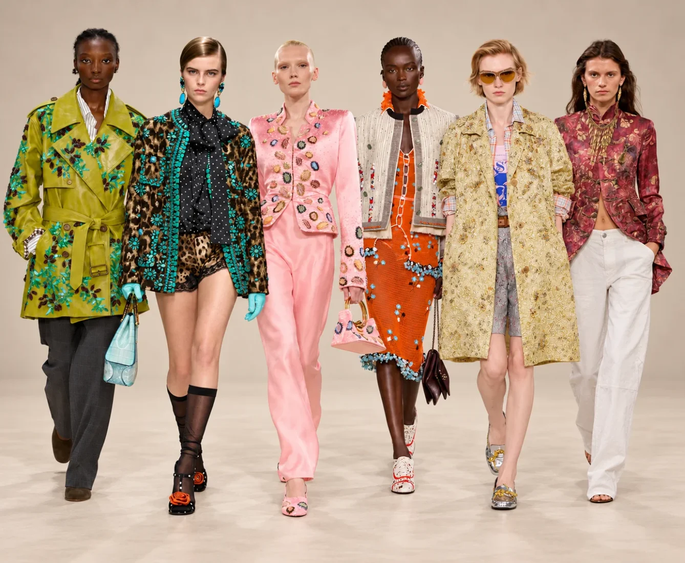 İlkbahar-yaz moda trendlerine uygun, canlı renklerde zarif çiçek ve yaprak motifleriyle zenginleştirilmiş, her detayı özenle işlenmiş bir ceketi giyen şık bir kişi; bu özel parça sezonun enerjisini mükemmel bir şekilde yansıtıyor.