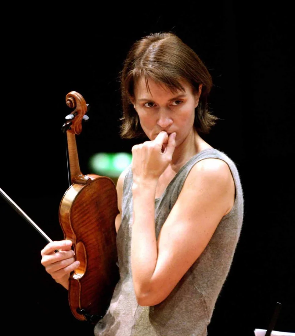 Sahne ışıklarının altında, kemanıyla dikkat çekici bir poz veren dünyaca ünlü virtüöz Viktoria Mullova, İş Sanat'ın 27. sezon etkinlikleri kapsamında sergileyeceği performans için izleyiciyi bekliyor gibi görünüyor.