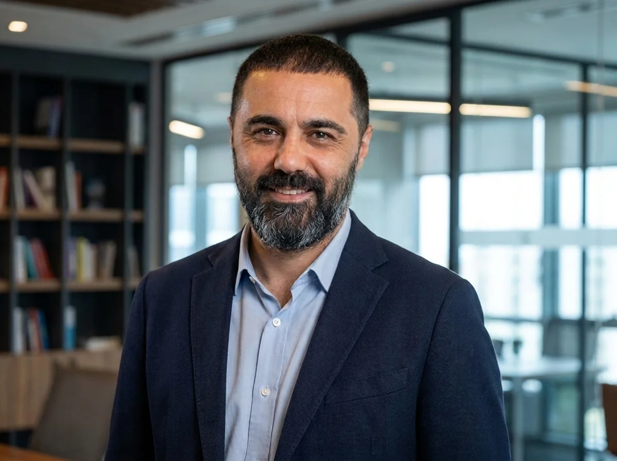 İstanbul Watch Festival kurucusu Korhan Kurt, şık lacivert ceketinin ve özenle seçilmiş kravatının içinde, kendinden emin bir ifadeyle gülümserken, kolundaki zarif saatiyle festivalin zengin içeriğini yansıtıyor.