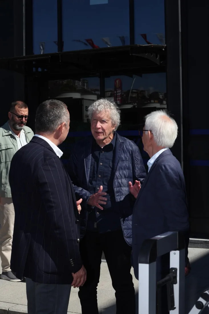Yazar John Perkins, gri-beyaz saçları ve dikkatli bakışlarıyla okuyucuya hitap ederken, küresel ekonomik sistemlerin perde arkasındaki gizli güçleri ve dünya üzerindeki derin etkilerini konu alan bu kapsamlı makaledeki kritik görüşlerini paylaşıyor.