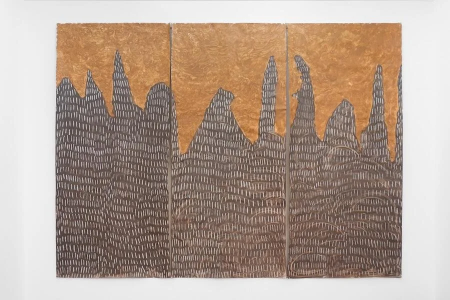 Jota Mombaça'nın Otobong Nkanga tarafından Artist-to-Artist bölümü için seçilen eseri, üst kısmı yoğun kahverengi, alt kısmı ise grimsi toprak tonlarında, kısa beyaz çizgilerle dokulu dağ sıralarını andıran organik formlara sahip üç panelden oluşan, insan toplulukları ve gezegenin döngüleri arasındaki ilişkiyi sorgulayan güçlü bir sunum olarak Frieze London'da yeni isimleri öne çıkarıyor.