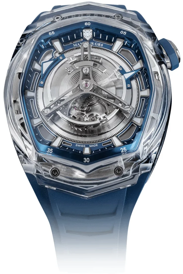 Yakın çekimde görüntülenen Kerbedanz Maxima GR8 saati, 39mm çapındaki incolor safir kasası sayesinde iç mekanizmasını kısmen veya tamamen gözler önüne sererken, yüksek hassasiyetli işçiliğini ve modern lüks saat tasarımının inceliklerini vurguluyor.