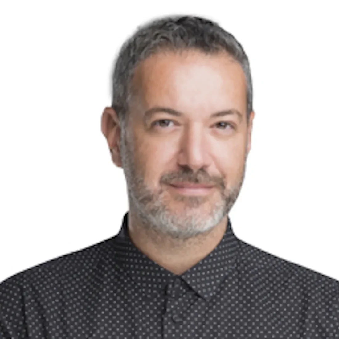 Kerem Ayan, kameraya doğrudan bakarken hafif bir gülümsemeyle poz veriyor, yüzündeki samimi ifade ve profesyonel duruşu, kendinden emin ve ulaşılabilir bir kişilik sergilediğini düşündürüyor, bu da onun iş dünyasındaki veya uzmanlık alanındaki yerini vurguluyor.