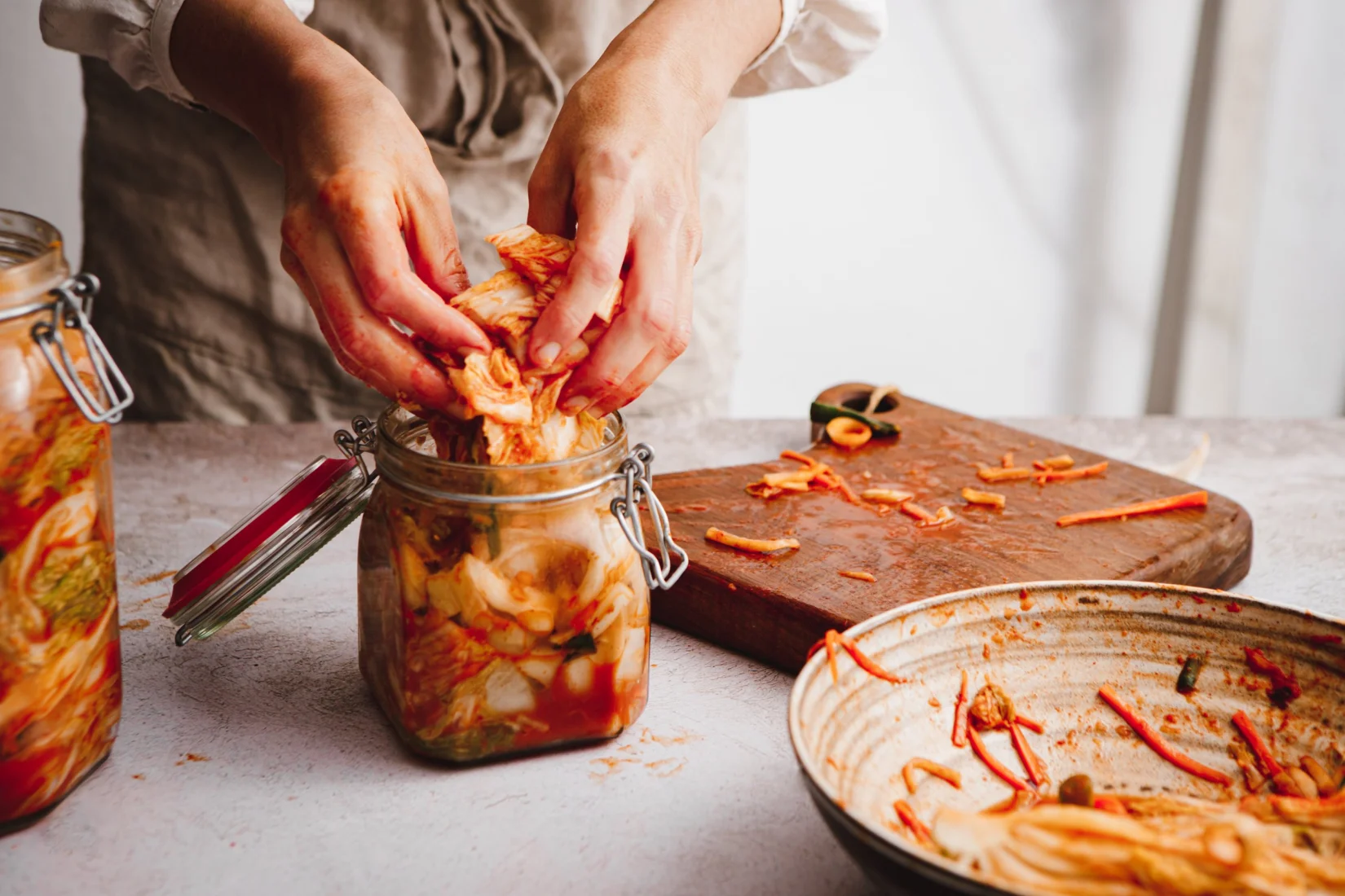 Kore mutfağının vazgeçilmez fermente lezzetlerinden kimchi; parlak kırmızı rengi, baharatlı acı sosu ve belirgin lahana dilimleriyle yakın planda, taze ve iştah açıcı bir şekilde sergileniyor.
