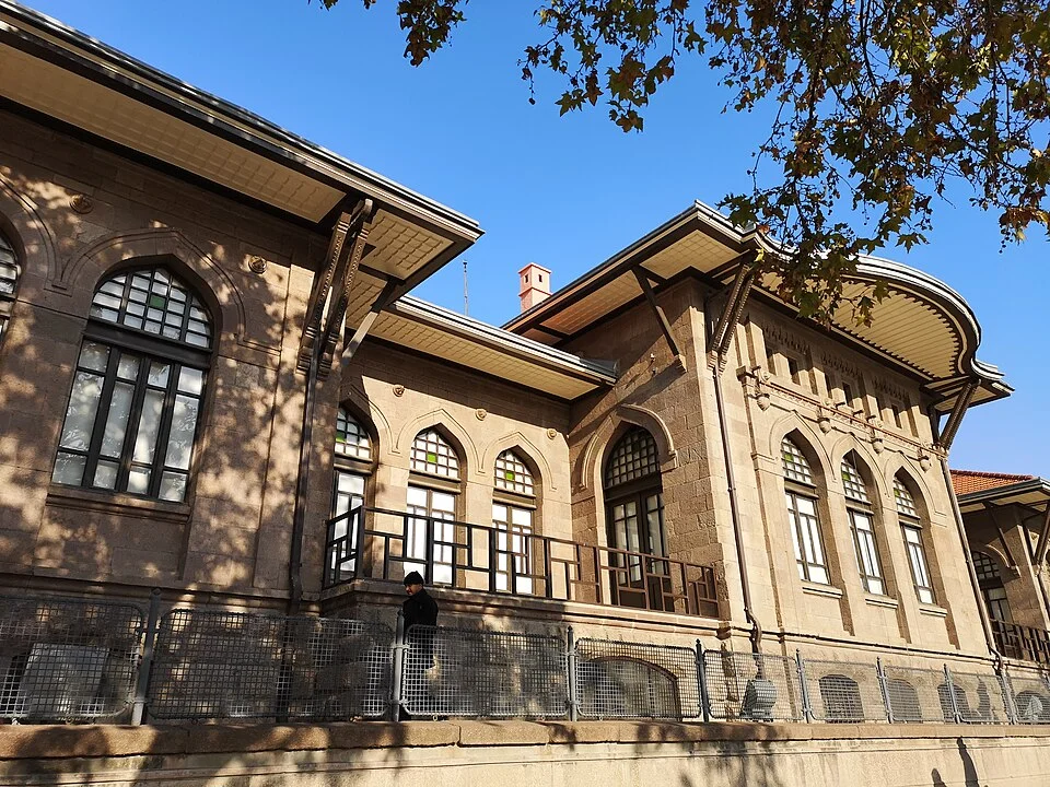 Kurtuluş Savaşı Müzesi olarak da bilinen, Türkiye Cumhuriyeti'nin ilk meclisi olan I. TBMM'nin Ankara'daki tarihi binası, geniş pencereli ve belirgin girişli iki katlı taş yapısıyla Kurtuluş Savaşı ruhunu ve o dönemin siyasi atmosferini gözler önüne seriyor.