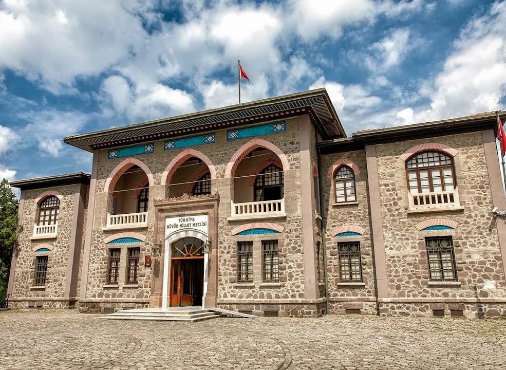 Türkiye Büyük Millet Meclisi'nin ilk binası olarak Kurtuluş Savaşı'nın ruhunu yansıtan, tarihi Ankara Ulus Meydanı'nda konumlanmış, kesme taşlardan inşa edilmiş bu görkemli müze binası, ziyaretçilerini Cumhuriyet'in ilk yıllarına götürüyor.