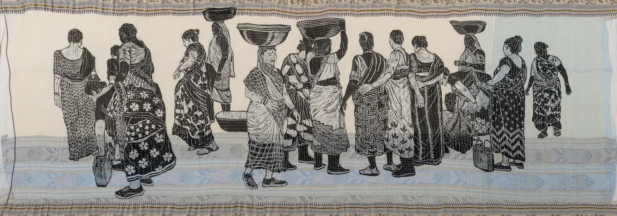 Jayeeta Chatterjee'nin geri dönüştürülmüş pamuklu sari üzerine ağaç baskı ve Nakshi Kantha işlemeleriyle katmanlı, dokulu bir tekstil sanatı eseri olan There Is No Holiday I, 2023, Bengalli kadınların ev içi çalışma hayatını anlatırken, Frieze London'da genç galerilerin komite tarafından değerlendirildiği Focus bölümündeki önemli bir seçim modelini vurguluyor.