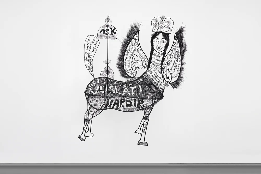 Lenzart Space kapsamında Elnaz Rahimoğlu'nun gerçekleştirdiği derinlemesine röportajdan bir kare; modern, aydınlık ve minimalist bir stüdyo ortamında, zarif kıyafetleriyle kendinden emin bir duruş sergileyen Rahimoğlu, sohbetin samimi atmosferini yansıtıyor.