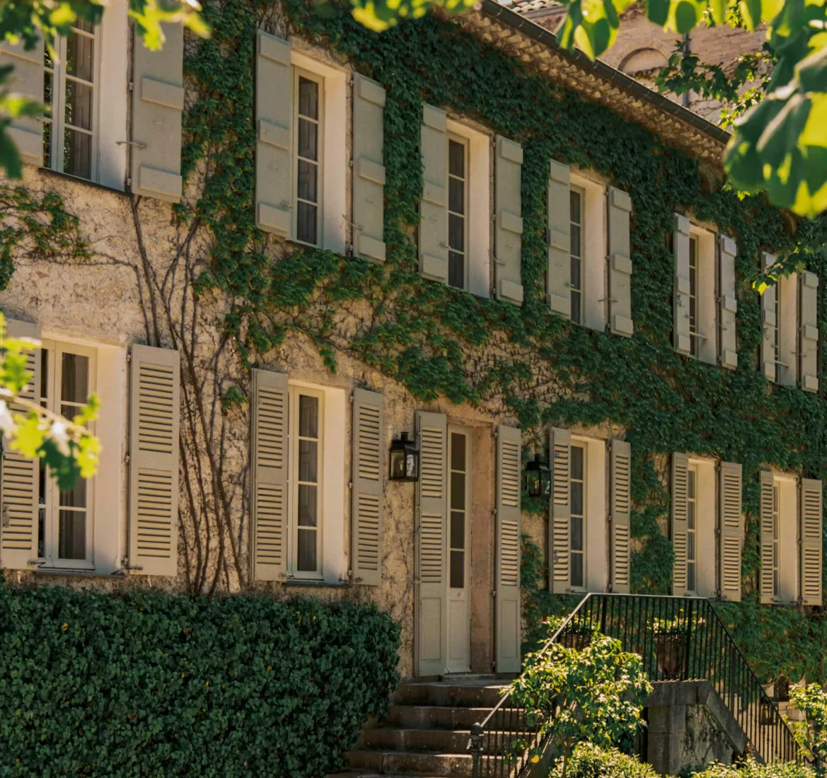LVMH'nin Les Journées Particulières etkinliği kapsamında, yoğun sarmaşıklarla kaplı, bej panjurlu pencerelere ve taş merdivenlere sahip eski bir taş bina, lüksün zanaat ve tarihle harmanlanan sırlarını keşfetmek için kapılarını aralayan büyüleyici bir adres.