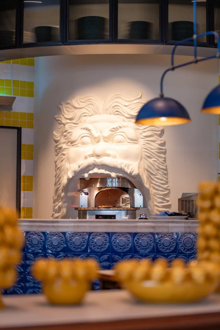 Mezzaluna restoranının İtalyan mutfağının en sevilen lezzetlerinden biri olan, zengin iç harcı ve hafif sosuyla öne çıkan, incecik kıyılmış yeşillikler ve rendelenmiş parmesan peyniriyle süslenmiş el yapımı makarnalarından oluşan tabağın yakın çekimi.