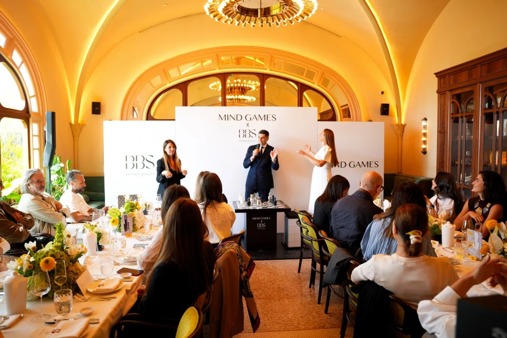 Beymen Beauty Studio'da düzenlenen bir etkinlikte, ziyaretçinin bileğine çeşitli Mind Games kokuları veya güzellik ürünleri özenle uygulanarak, yeni deneyimler keşfetme fırsatı sunan detaylı ve kişisel bir deneme anı yansıtılıyor.