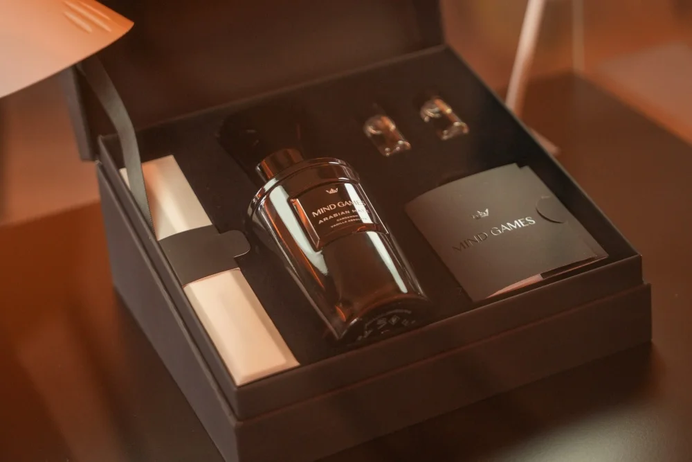 Beymen Beauty Studio'nun göz alıcı modern tasarımına sahip lüks iç mekanında, Mind Games koleksiyonu da dahil olmak üzere özenle seçilmiş sayısız güzellik ürünüyle bezenmiş ışıklı raflar ve stil sahibi tezgahlar, davetkar bir ambiyans yaratıyor.