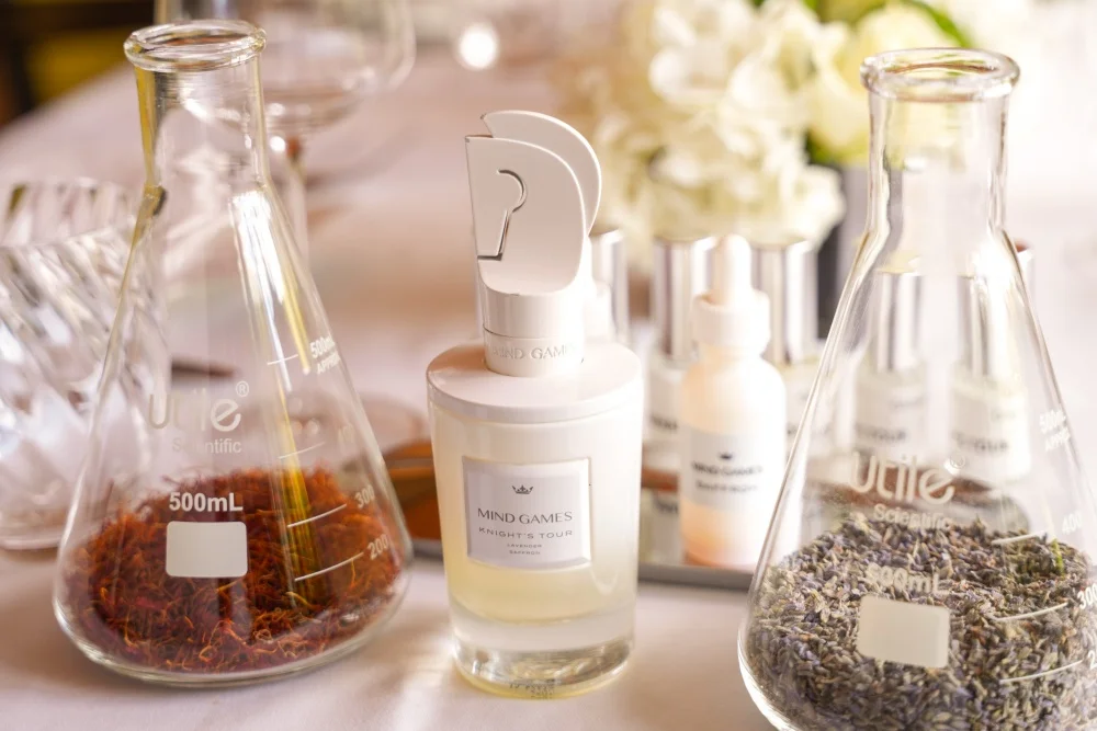 Oggusto davetinde, şık bir şekilde dekore edilmiş Beymen Beauty Studio ortamında bir araya gelen konuklar, Mind Games markasının özel ürünlerini incelerken keyifli sohbetler ediyor, lüks ve estetik bir deneyimin parçası oluyorlar.