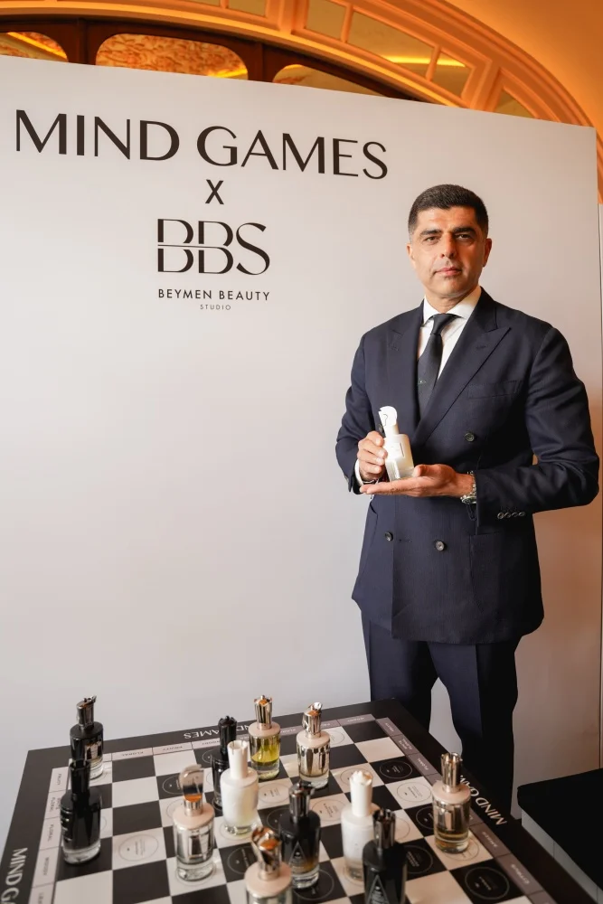 Beymen Beauty Studio'da düzenlenen ve Oggusto davetlilerini ağırlayan Mind Games etkinliğinden bir kare; niş parfüm koleksiyonlarının göz alıcı şişeleri ve markanın lüks dokusunu yansıtan şık standları ile dikkat çeken, sofistike bir ambiyans.