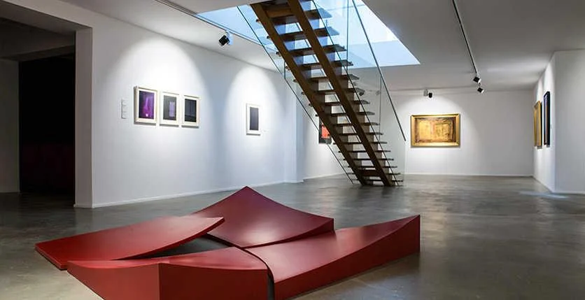 Evliyagil Müzesi'nin ferah ve modern galerisinde, tavan ışıklandırmasıyla aydınlanan, karmaşık geometrik desenler oluşturan, koyu renkli metal çubuklardan yapılmış büyük ve etkileyici soyut bir heykel, çağdaş sanatın Ankara'daki önemli bir temsilini sunuyor.