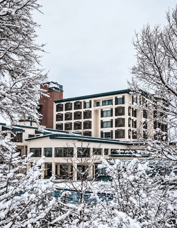 Narven Wellness Termal Otel'in rahatlatıcı atmosferini yansıtan, buharlı ve davetkar geniş iç mekan termal havuzu, çevresindeki zarif tasarımlı konforlu dinlenme alanlarıyla bütünleşerek sağlıklı yaşam deneyimini vurguluyor.