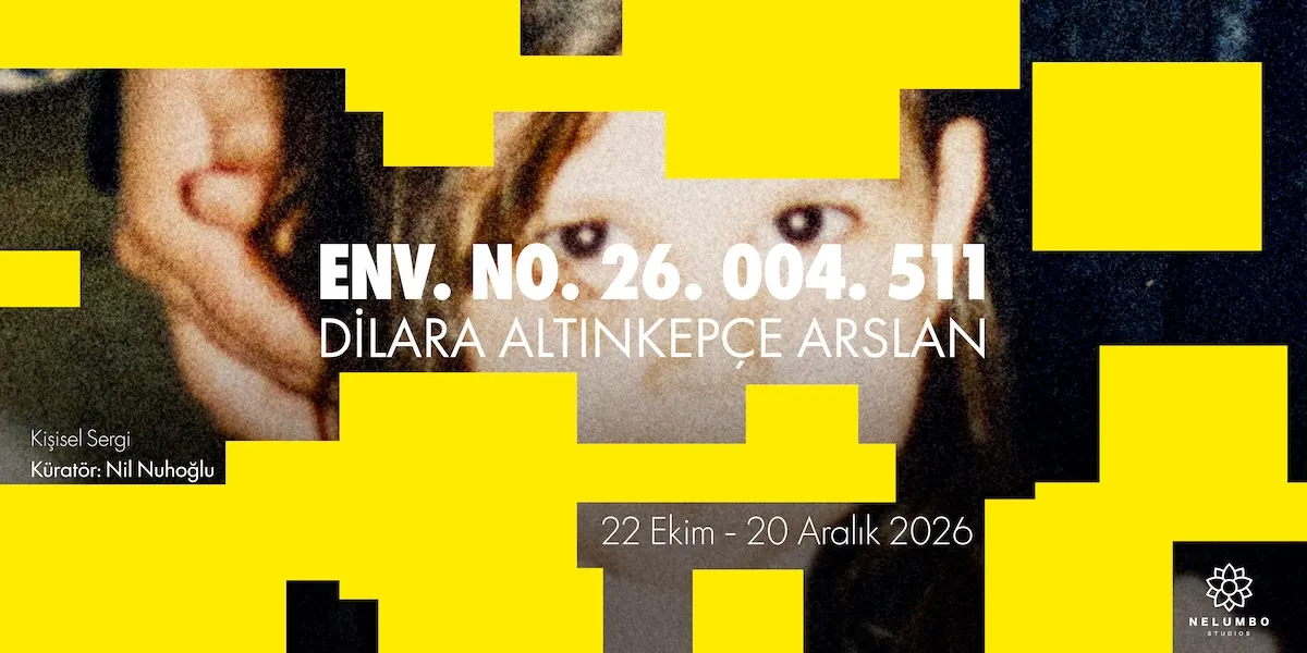 Nelumbo Studios'un çağdaş tasarım anlayışını yansıtan bu estetik yaşam alanında, krem rengi alçak bir kanepenin, duvarda asılı büyük bir soyut tablonun ve dışarıdaki yeşilliği gösteren geniş pencereden süzülen doğal ışığın hakim olduğu minimalist ve huzurlu bir oturma odası manzarası.