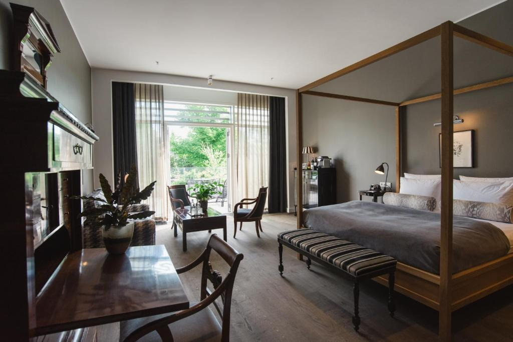 Nimb Hotel'in büyüleyici iç mimarisini yansıtan bu ferah lobi ve lounge alanında, derin kadife kaplı konforlu koltuk takımları, tavan pencerelerinden süzülen doğal ışıkla aydınlanan sıcak bir ambiyans ve özenle seçilmiş sanatsal objeler, misafirleri modern bir zarafetle karşılıyor.