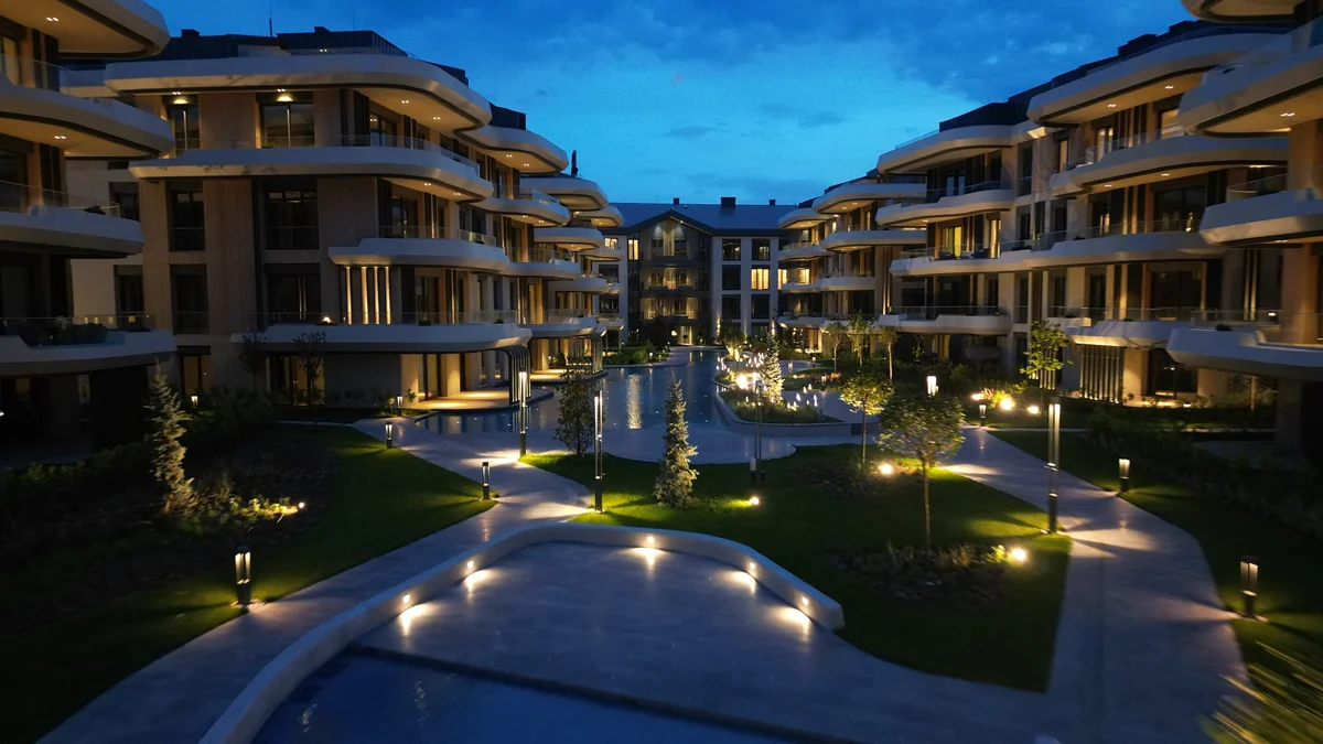 NİVAK Florya’da yeni lüks peyzajın gece aydınlatması, yürüyüş yolları, su yüzeyleri ve yeşil alanlar.