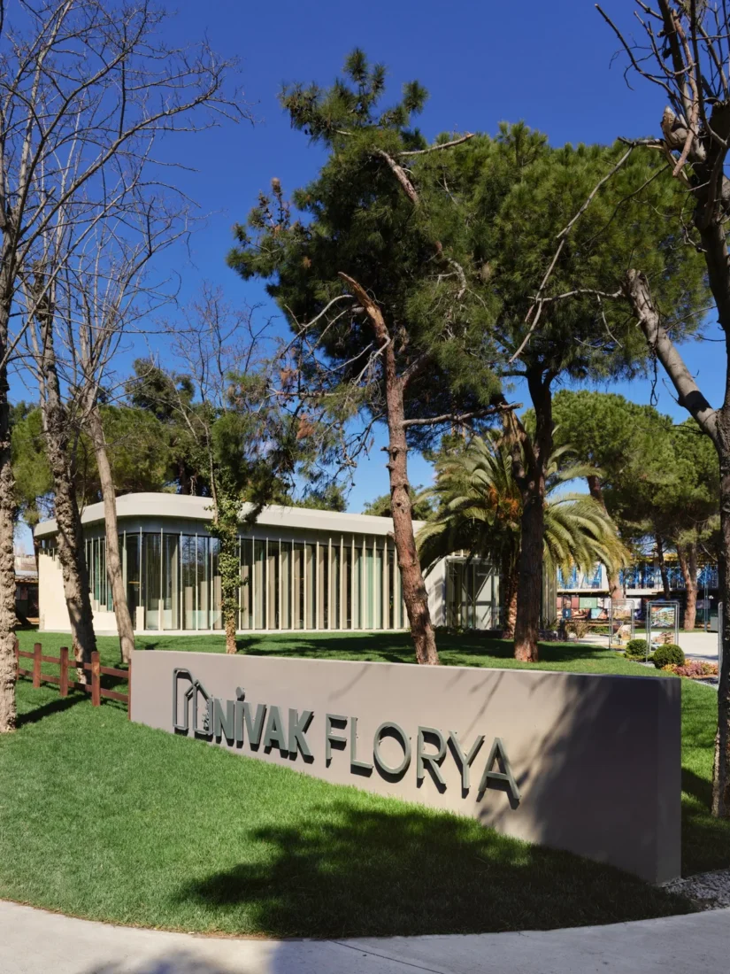 NİVAK Florya satış ofisinin ağaçlarla çevrili girişi ve proje isim tabelası.
