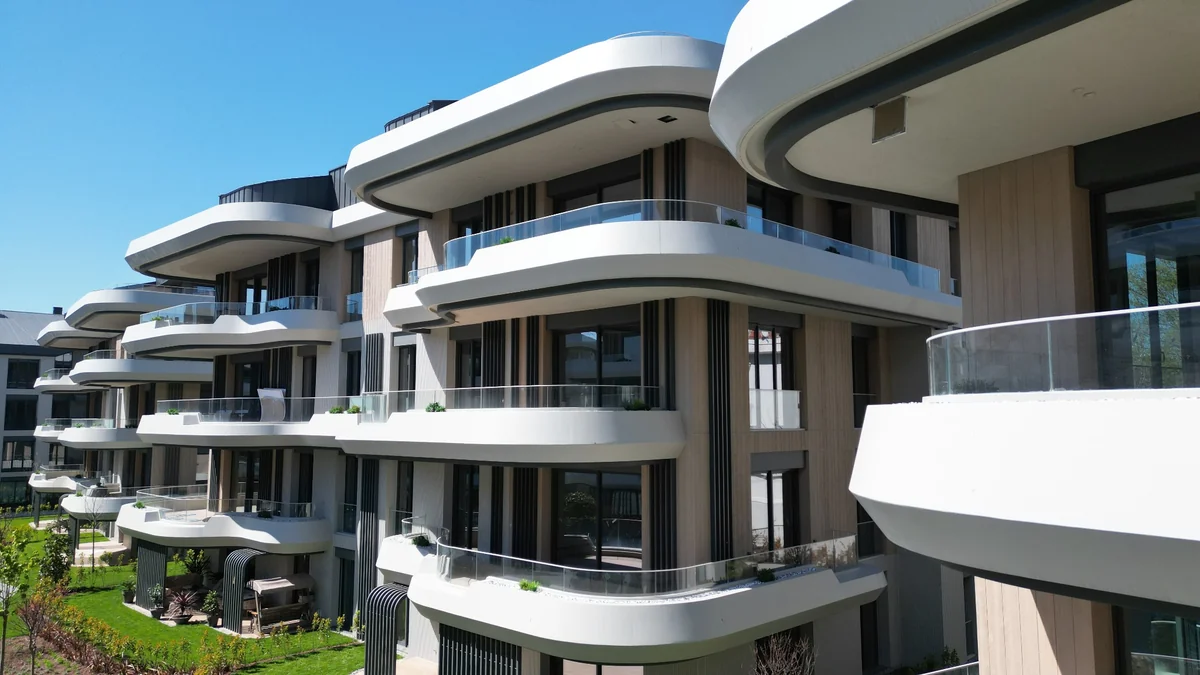 NİVAK Florya’da yeni lüks yatay mimari anlayışının dört katlı konut blokları ve geniş kıvrımlı balkonları.