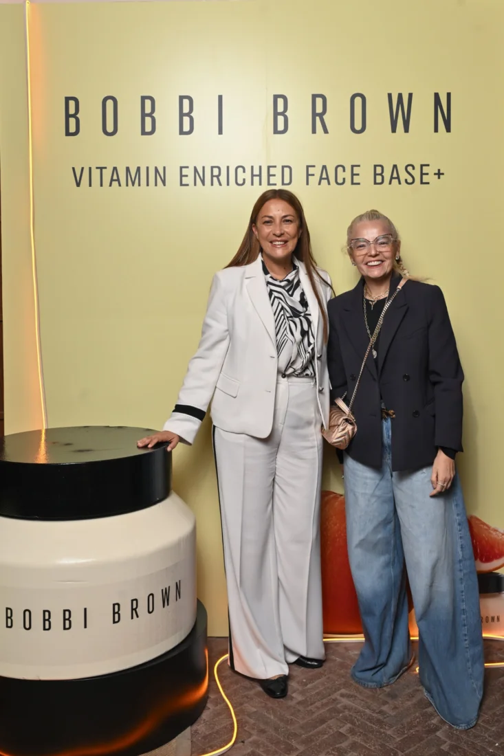 Işıltılı bir cilde ve doğal görünümlü makyaja sahip bir kadın, yüz hatlarını ustaca vurgulayan bu uygulama ile Bobbi Brown'un makyaj felsefesini ve doğal güzellik anlayışını yansıtırken zarif bir ifade sergiliyor.