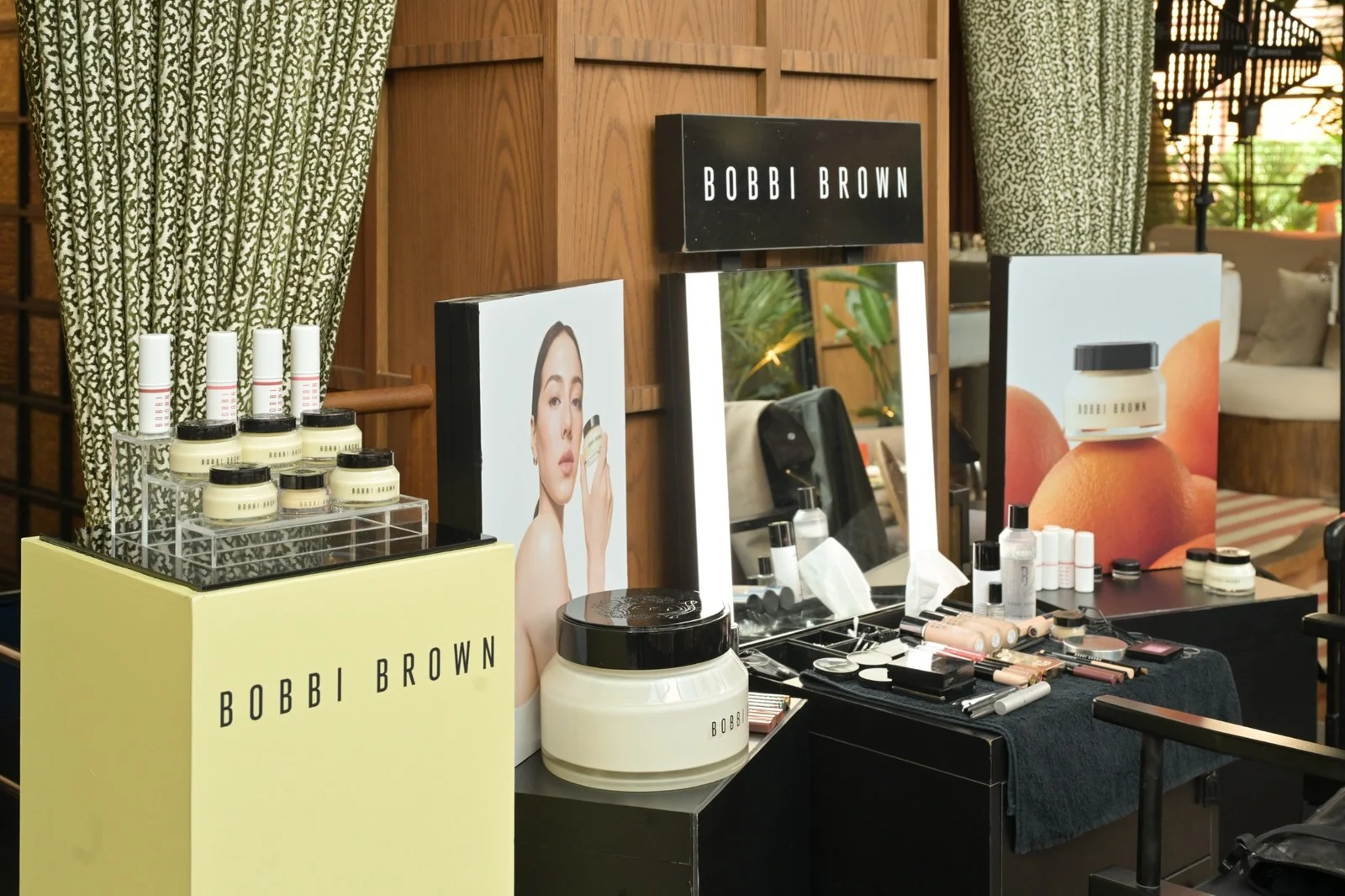 Bobbi Brown'un yeni makyaj koleksiyonundan temiz, ışıklı bir zeminde duran fondöten şişesi, ürünün ciltte yarattığı pürüzsüz ve doğal bitişi vurgulayarak güzellik rutinlerine zarafet katıyor.